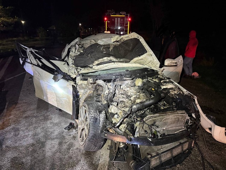 В Нижнегорском районе Mercedes врезался в грузовик: погиб младенец