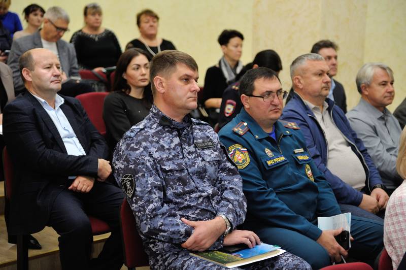 Сотрудники МВД по Республике Крым приняли участие в семинар-практикуме по антитеррористической безопасности для руководителей образовательных организаций Сотрудники МВД по Республике Крым приняли участие в семинар-практикуме по антитеррористической безопасности для руководителей образовательных организаций