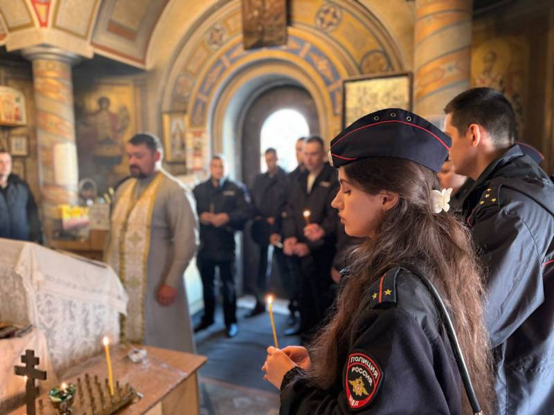 Сотрудники Госавтоинспекции МВД по Республике Крым зажгли в храме свечи в память о жертвах автокатастроф