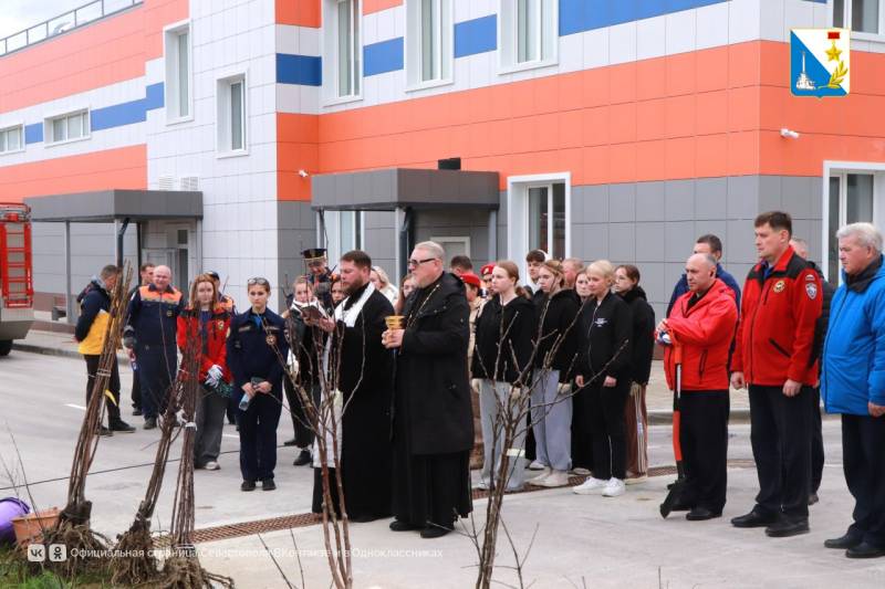 Пожарные и молодежь создали зелёную аллею в севастопольской части Пожарные и молодежь создали зелёную аллею в севастопольской части