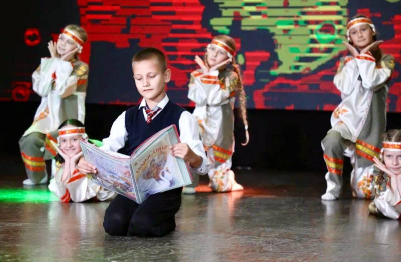 Во Дворце детского и юношеского творчества состоялся смотр творческих работ участников XIV регионального конкурса сотворчества «Я и мой учитель»