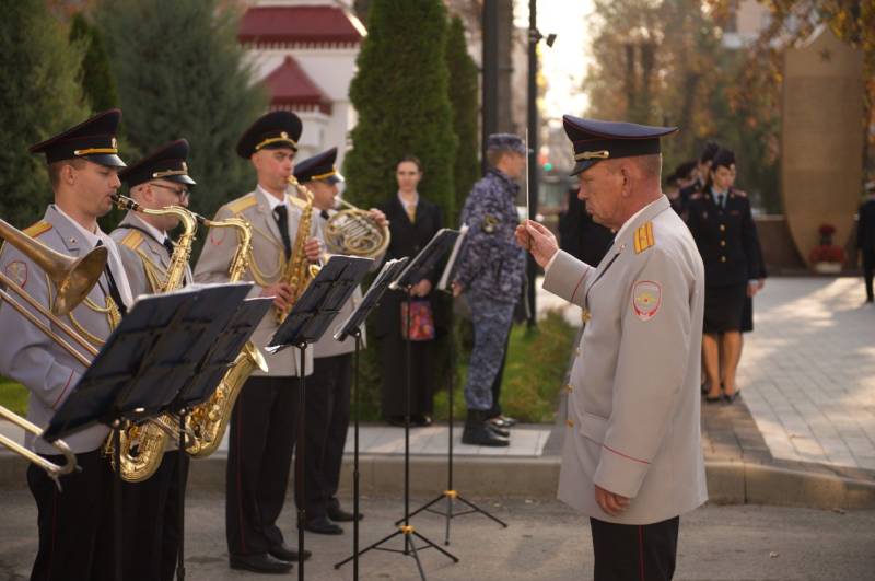 Память, высеченная в граните: почтили память сотрудников органов внутренних дел, погибших при исполнении служебных обязанностей Память, высеченная в граните: почтили память сотрудников органов внутренних дел, погибших при исполнении служебных обязанностей