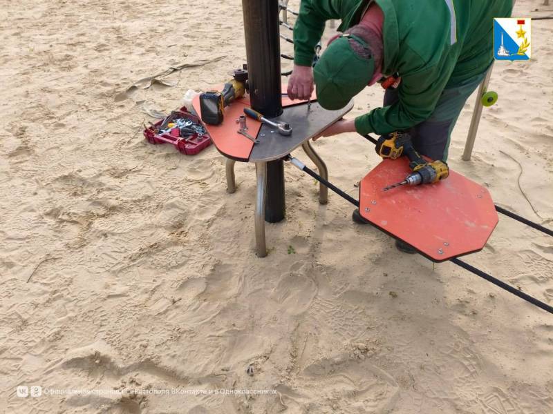 Специалисты ГБУ «Парки и скверы» завершили работы по ремонту и очистке детской площадки в парке Учкуевки