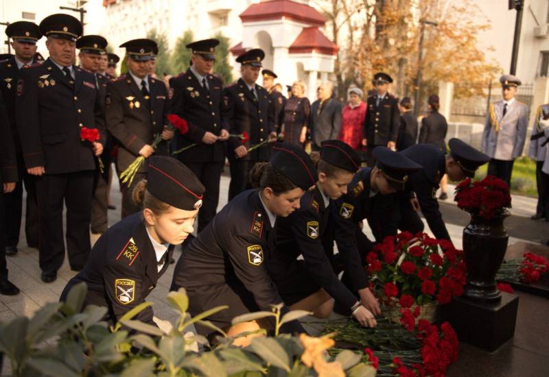 Память, высеченная в граните: почтили память сотрудников органов внутренних дел, погибших при исполнении служебных обязанностей Память, высеченная в граните: почтили память сотрудников органов внутренних дел, погибших при исполнении служебных обязанностей