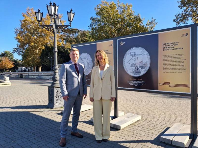 1 ноября 2025 года в Севастополе состоялось торжественное открытие выставки «Истории Победы», организованной по инициативе Севастопольского отделения Банка России при поддержке Департамента финансов города Севастополя