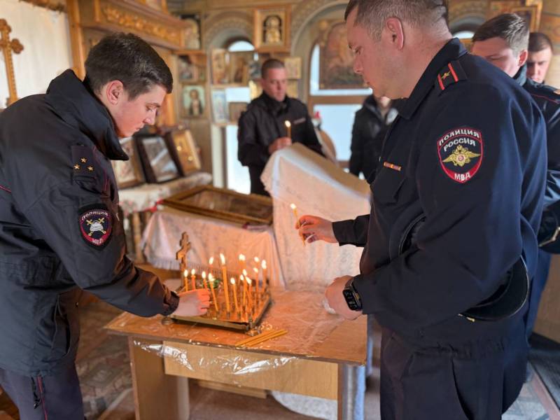 Сотрудники Госавтоинспекции МВД по Республике Крым зажгли в храме свечи в память о жертвах автокатастроф