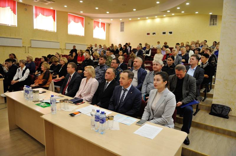 Сотрудники МВД по Республике Крым приняли участие в семинар-практикуме по антитеррористической безопасности для руководителей образовательных организаций Сотрудники МВД по Республике Крым приняли участие в семинар-практикуме по антитеррористической безопасности для руководителей образовательных организаций