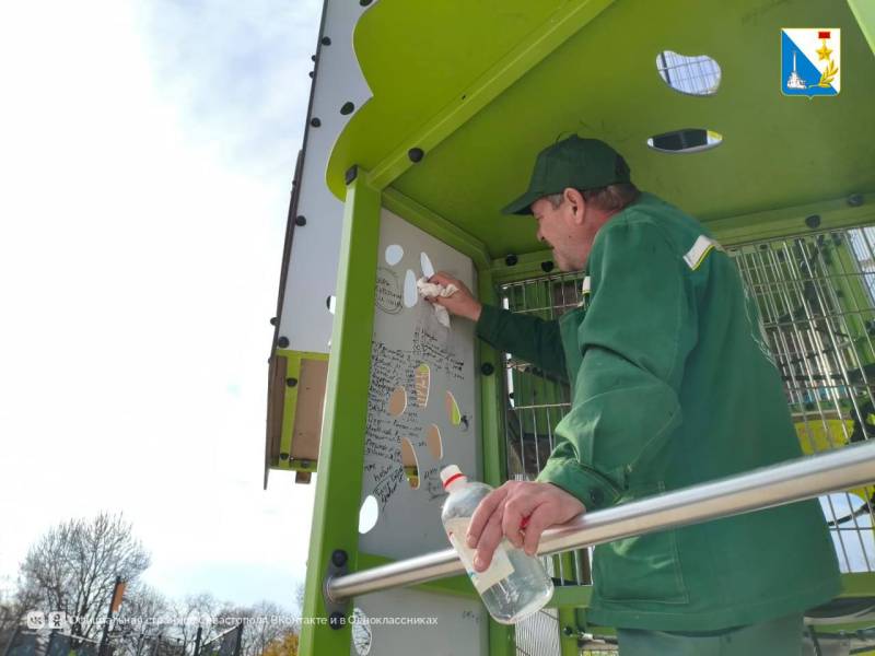 Специалисты ГБУ «Парки и скверы» завершили работы по ремонту и очистке детской площадки в парке Учкуевки