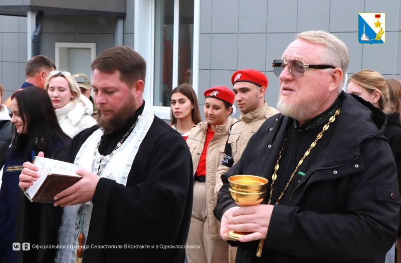 Пожарные и молодежь создали зелёную аллею в севастопольской части Пожарные и молодежь создали зелёную аллею в севастопольской части