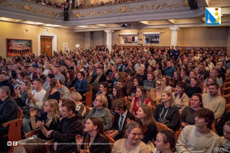На сцене севастопольского центра культуры и искусств прошёл финал официальной лиги КВН