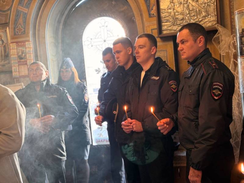 Сотрудники Госавтоинспекции МВД по Республике Крым зажгли в храме свечи в память о жертвах автокатастроф