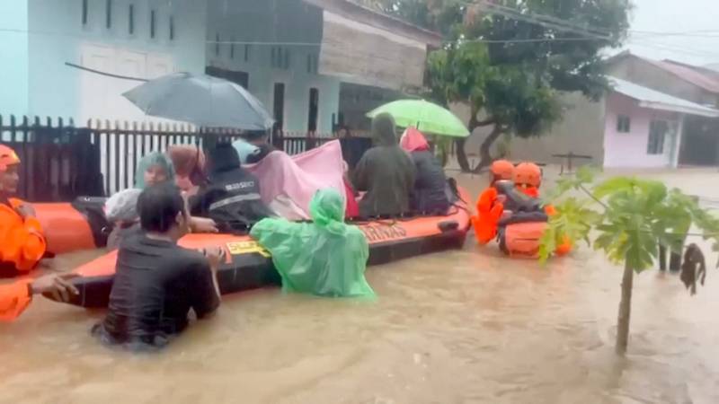 Наводнения на Суматре: не менее 10 погибших