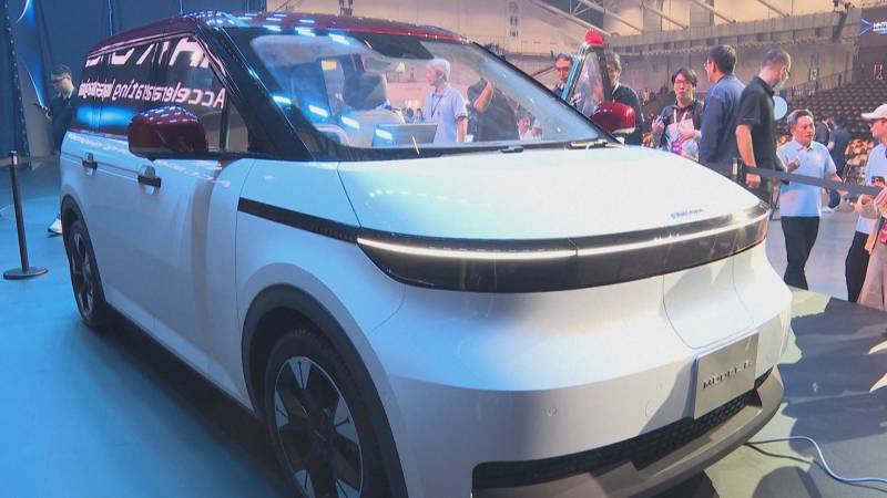 Тайваньская Foxconn представила электрокар для таксистов на выставке в Тайбэе