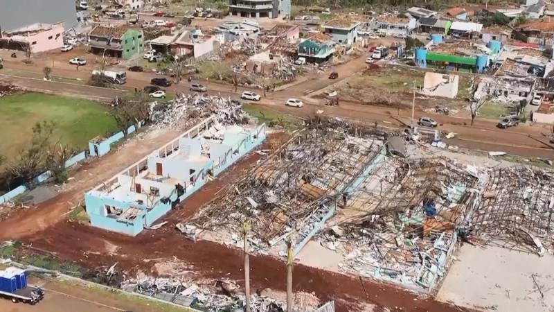 Торнадо разрушил 90% города в Бразилии