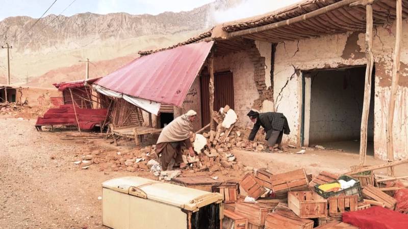 В Афганистане разбирают завалы после мощного землетрясения