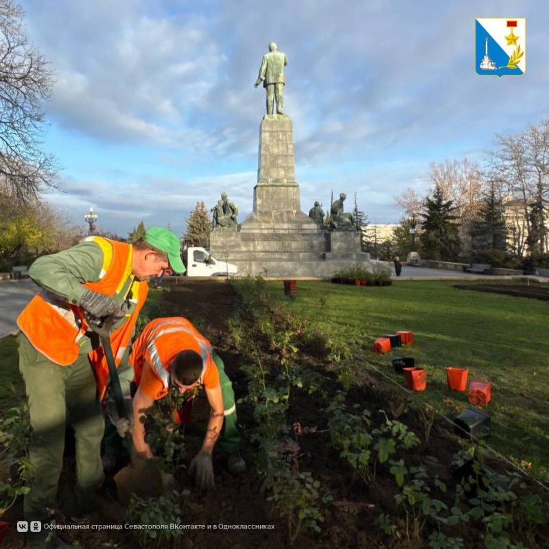 У Владимирского собора обновили розарий