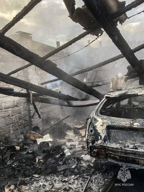 Гараж с автомобилем внутри сгорел в Севастополе Гараж с автомобилем внутри сгорел в Севастополе