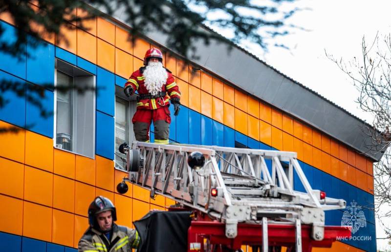 Севастопольские пожарные подарили новогоднюю сказку детям