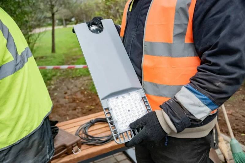 Специалисты «Горсвета» установили дополнительное наружное освещение на площадке для настольного тенниса в Динопарке