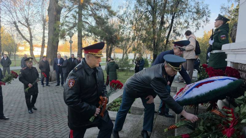 В Крыму и Севастополе росгвардейцы присоединились к мероприятиям, посвященным Дню Неизвестного солдата В Крыму и Севастополе росгвардейцы присоединились к мероприятиям, посвященным Дню Неизвестного солдата