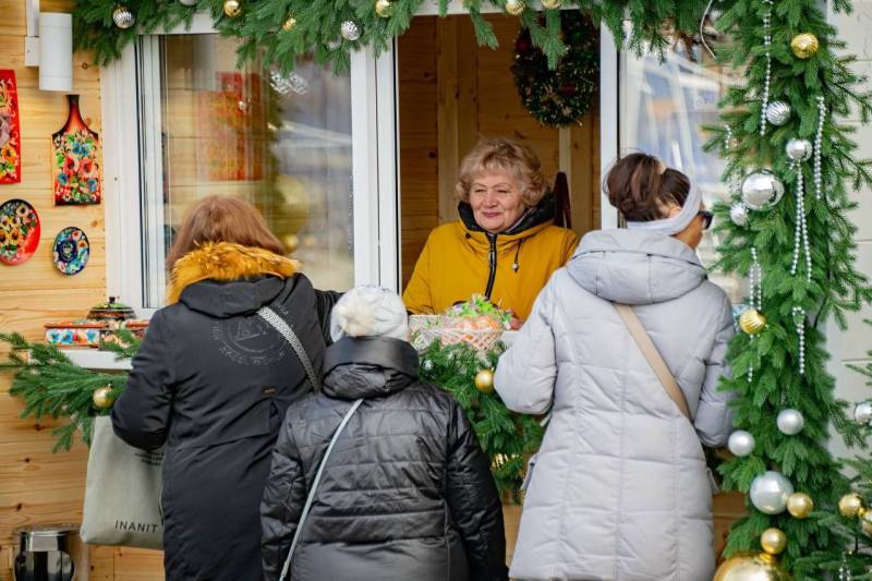 На площади Нахимова открылась главная городская новогодняя ярмарка «Праздничная»