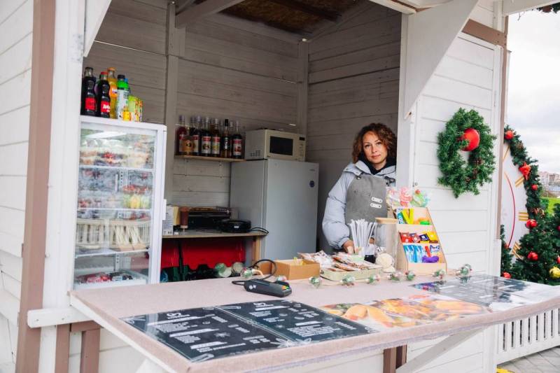 На площади Нахимова открылась главная городская новогодняя ярмарка «Праздничная»