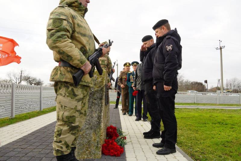 В Крыму и Севастополе росгвардейцы присоединились к мероприятиям, посвященным Дню Неизвестного солдата В Крыму и Севастополе росгвардейцы присоединились к мероприятиям, посвященным Дню Неизвестного солдата