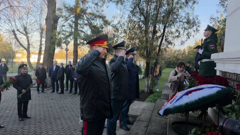 В Крыму и Севастополе росгвардейцы присоединились к мероприятиям, посвященным Дню Неизвестного солдата В Крыму и Севастополе росгвардейцы присоединились к мероприятиям, посвященным Дню Неизвестного солдата