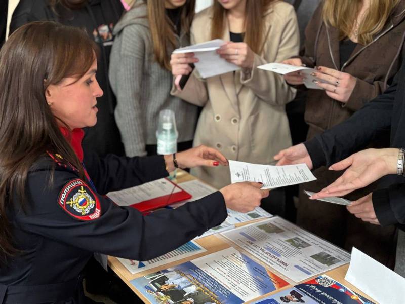 Полицейские Симферополя приняли участие в «Ярмарке вакансий»