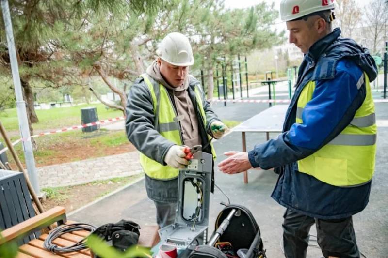 Специалисты «Горсвета» установили дополнительное наружное освещение на площадке для настольного тенниса в Динопарке