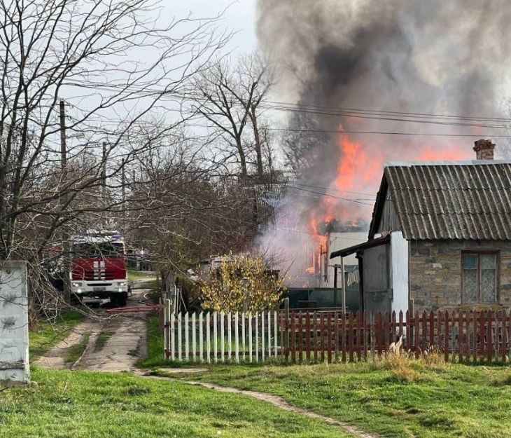 В Джанкое полицейские задержали подозреваемую в поджоге дома