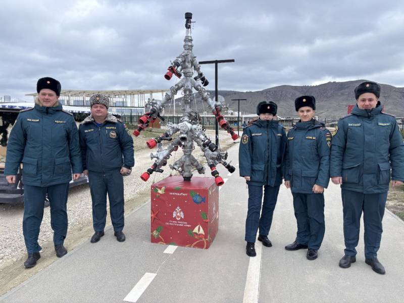 МЧС России представило «боевую» ёлку на территории арт-кластера «Таврида.АРТ»