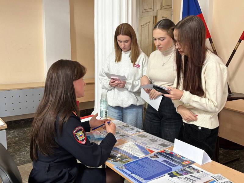 Полицейские Симферополя приняли участие в «Ярмарке вакансий»