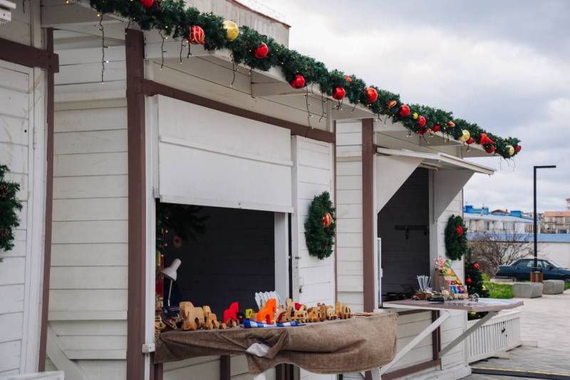 На площади Нахимова открылась главная городская новогодняя ярмарка «Праздничная»