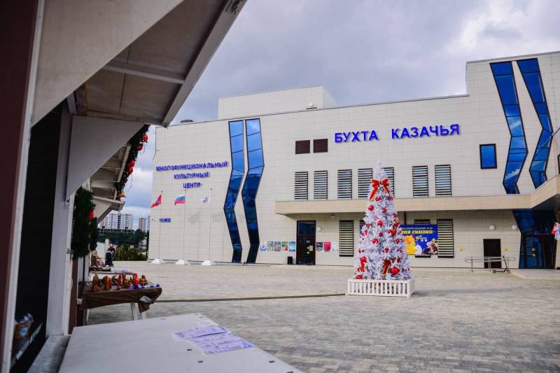 На площади Нахимова открылась главная городская новогодняя ярмарка «Праздничная»