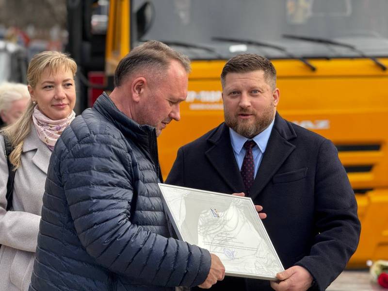 В день празднования профессионального праздника - Дня энергетика, Горсвет лично посетил и.о. заместителя Губернатора Максим Владимирович Ковалев, а также заместитель директора Департамента городского хозяйства города...