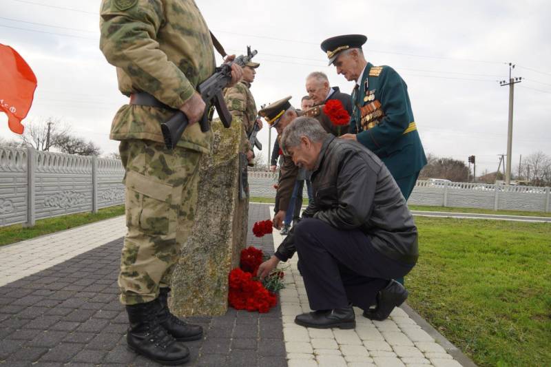 В Крыму и Севастополе росгвардейцы присоединились к мероприятиям, посвященным Дню Неизвестного солдата В Крыму и Севастополе росгвардейцы присоединились к мероприятиям, посвященным Дню Неизвестного солдата