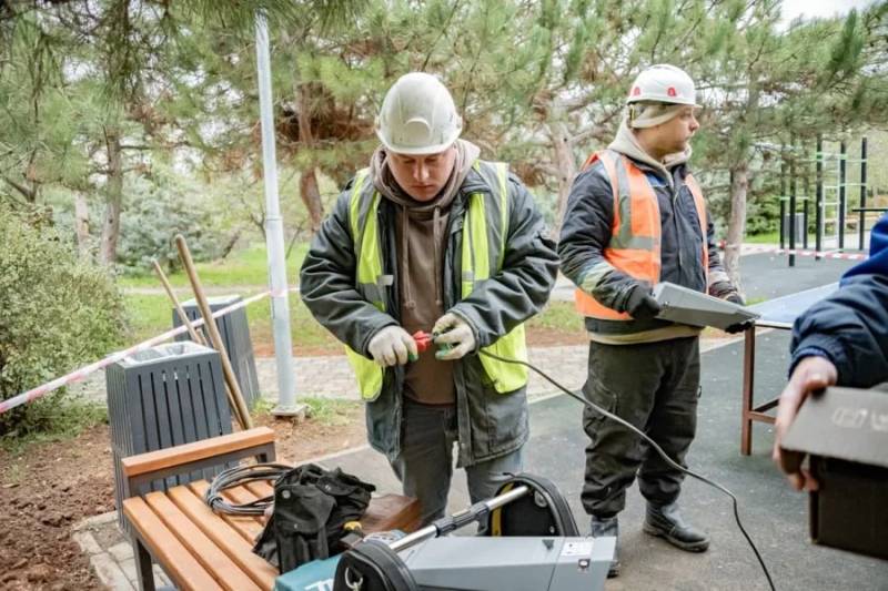Специалисты «Горсвета» установили дополнительное наружное освещение на площадке для настольного тенниса в Динопарке