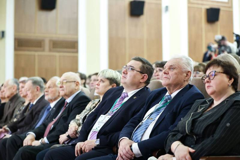 Учителя математики школы №15 Ольга Козлова и школы №6 Ольга Емельянова, а также учитель химии и биологии гимназии №24 Евгения Коробейникова приняли участие во Всероссийском съезде преподавателей и учителей математики и... Учителя математики школы №15 Ольга Козлова и школы №6 Ольга Емельянова, а также учитель химии и биологии гимназии №24 Евгения Коробейникова приняли участие во Всероссийском съезде преподавателей и учителей математики и...