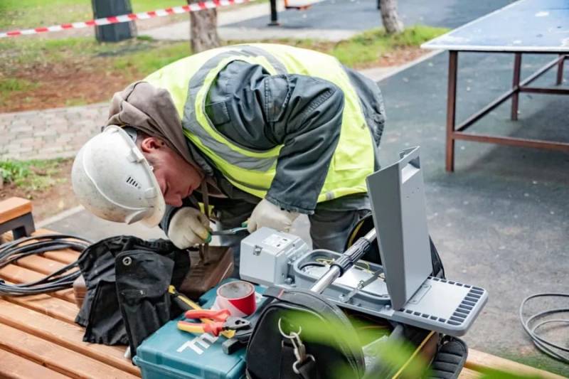 Специалисты «Горсвета» установили дополнительное наружное освещение на площадке для настольного тенниса в Динопарке