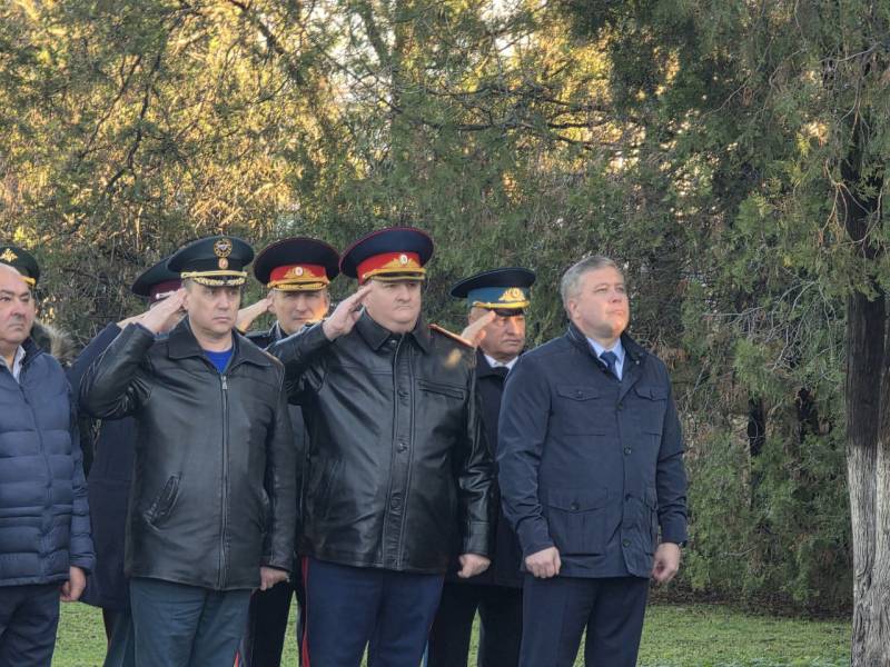 В Крыму и Севастополе росгвардейцы присоединились к мероприятиям, посвященным Дню Неизвестного солдата В Крыму и Севастополе росгвардейцы присоединились к мероприятиям, посвященным Дню Неизвестного солдата