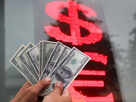 Официальный курс доллара вырос почти на рубль