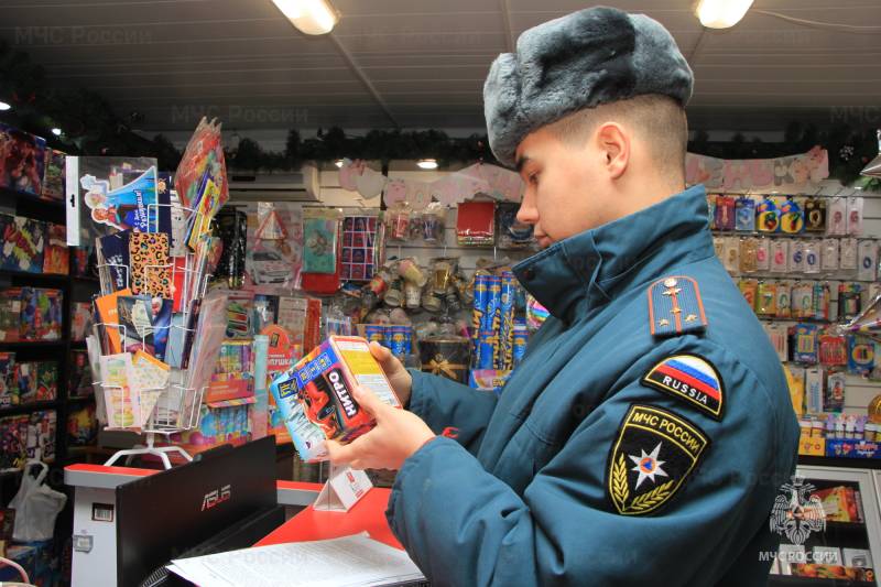 Сотрудники МЧС Рoссии проводят рейды по местaм продажи пиротехники