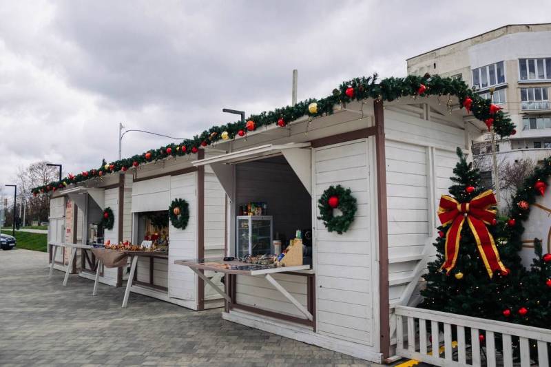 На площади Нахимова открылась главная городская новогодняя ярмарка «Праздничная»