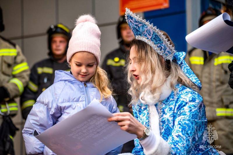 Севастопольские пожарные подарили новогоднюю сказку детям