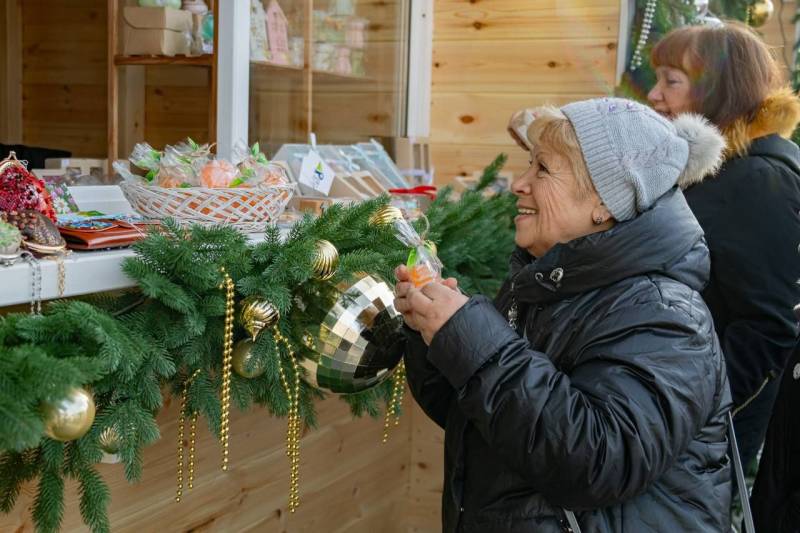 На площади Нахимова открылась главная городская новогодняя ярмарка «Праздничная»
