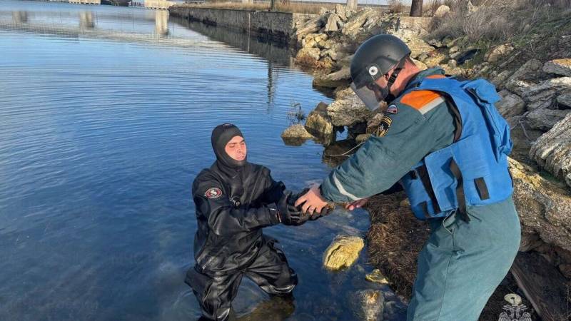 В Керчи водолазы-пиротехники обезвредили мину времен войны