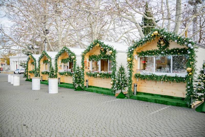 На площади Нахимова открылась главная городская новогодняя ярмарка «Праздничная»