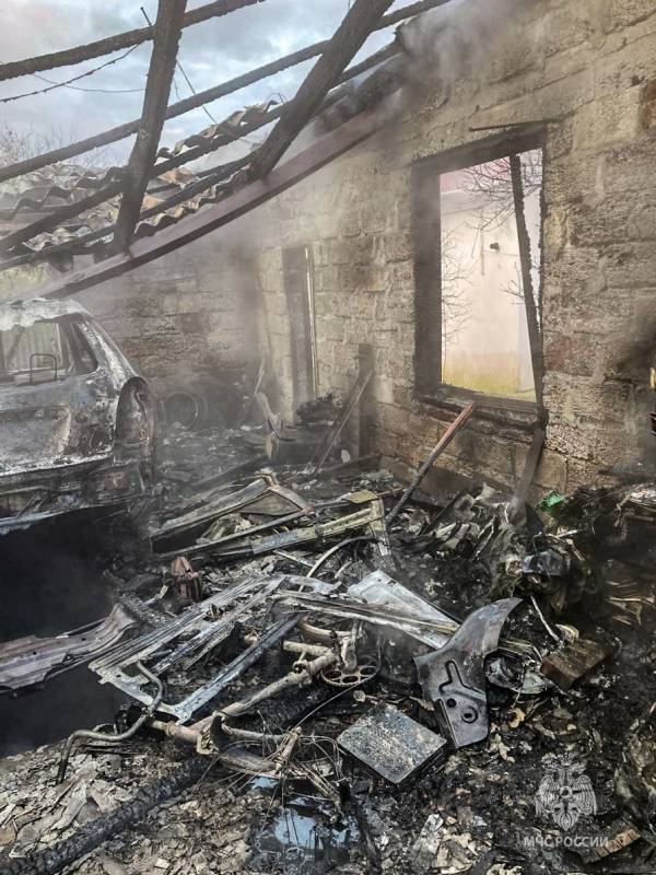 Гараж с автомобилем внутри сгорел в Севастополе Гараж с автомобилем внутри сгорел в Севастополе