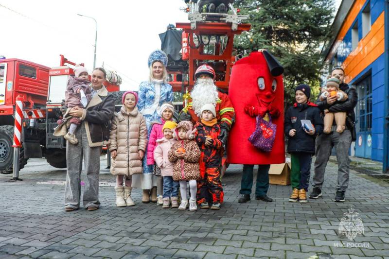 Севастопольские пожарные подарили новогоднюю сказку детям